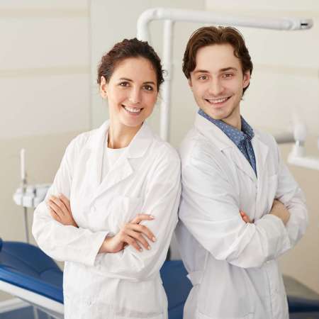 W jaki sposób dentysta uratuje ząb? Stomatolog doradzi co będzie lepsze dla pacjenta